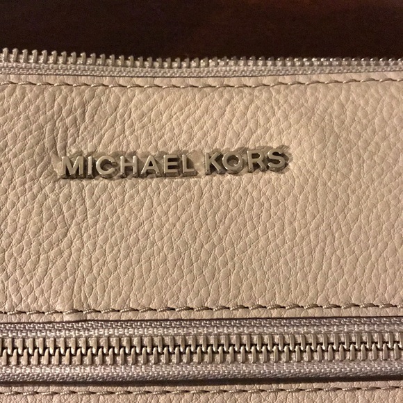 MICHAEL Michael Kors Leather Crossbody - Picture 5 of 8